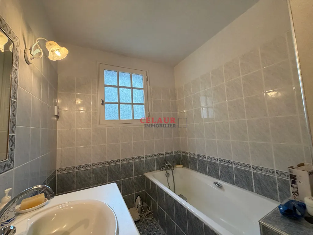 Maison de bourg en campagne avec garage et terrain