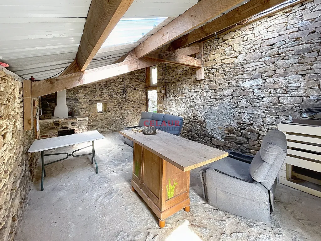 PROPRIETE EN PIERRES AVEC 4 HECTARES