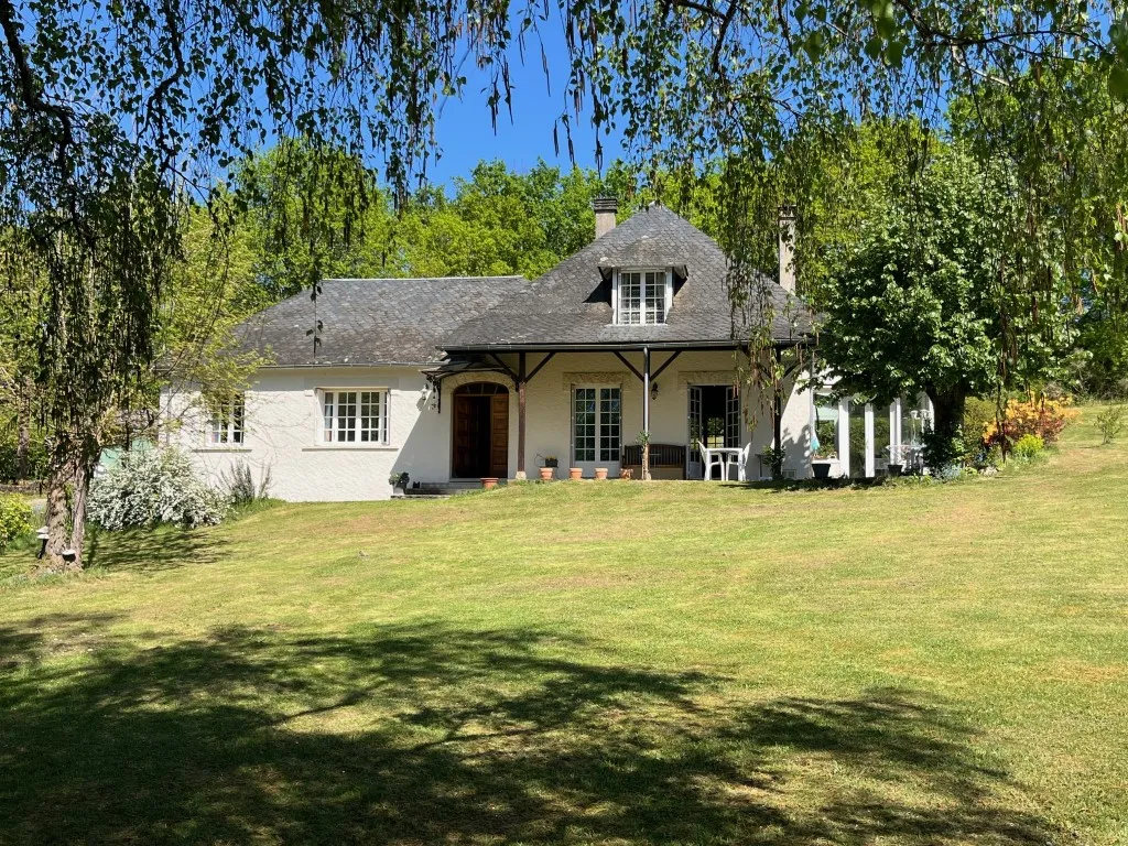 BELLE MAISON AVEC JOLI PARC ET VUE DEGAGEE