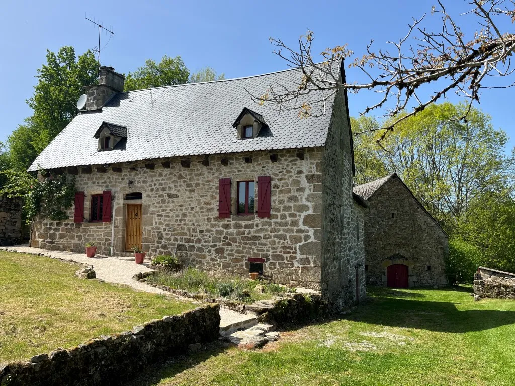 BELLE MAISON EN PIERRES SUR BEAU TERRAIN DE 4500m&sup2;