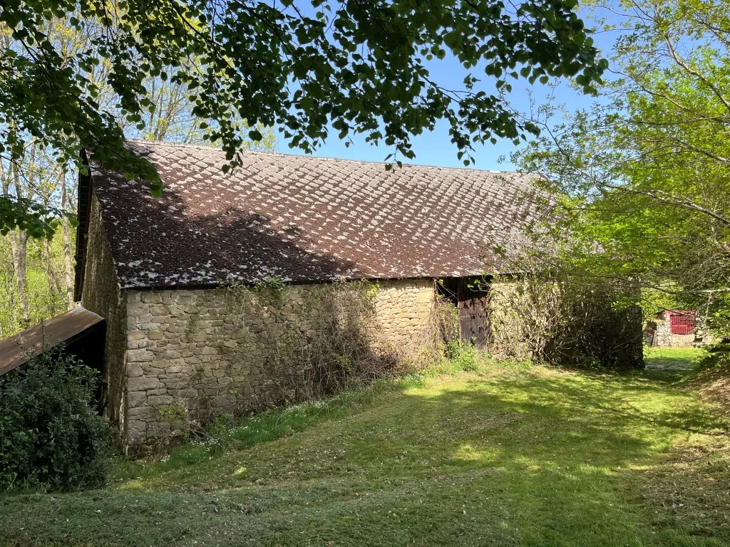 BELLE MAISON EN PIERRES SUR BEAU TERRAIN DE 4500m&sup2;