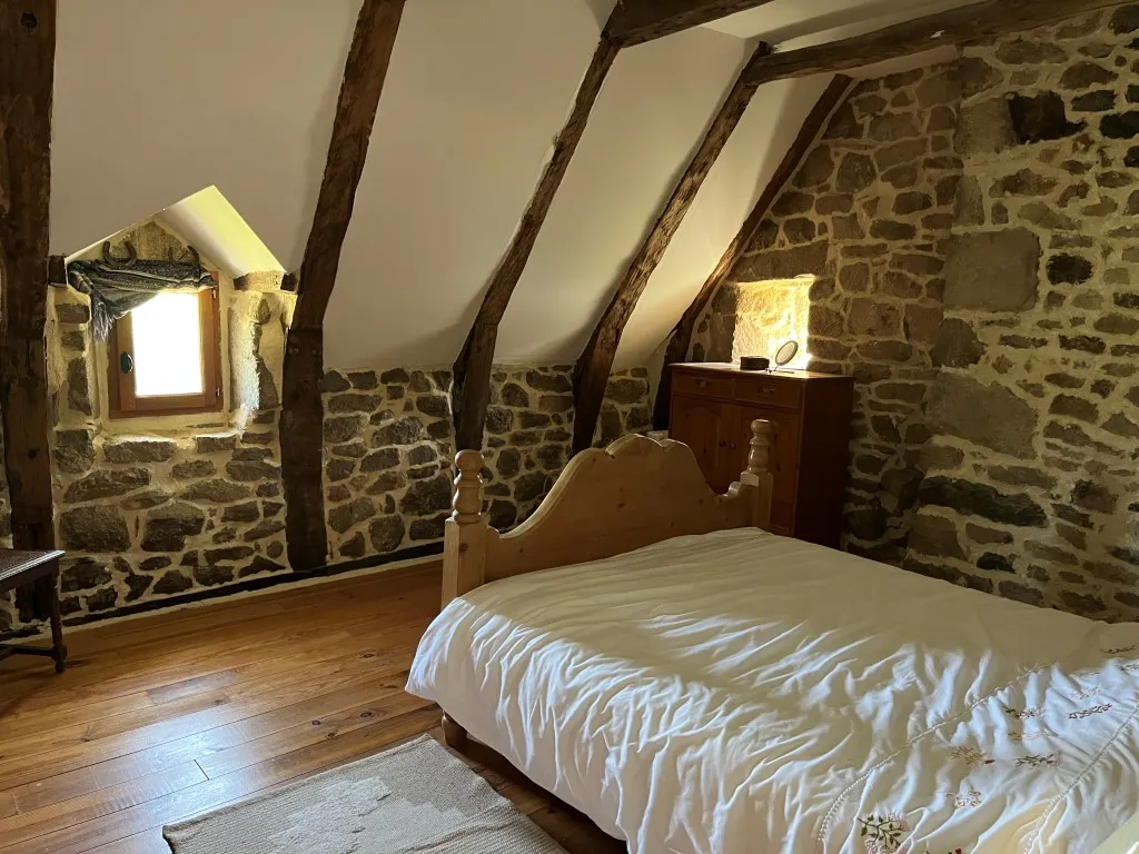 BELLE MAISON EN PIERRES SUR BEAU TERRAIN DE 4500m&sup2;