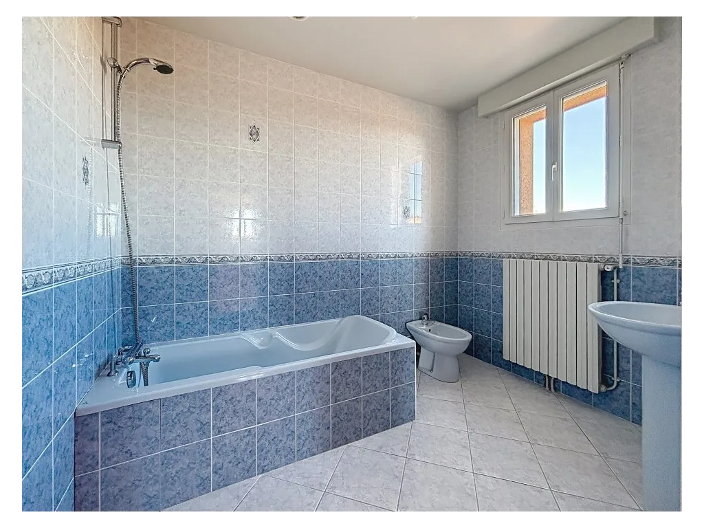 Maison proven&ccedil;ale proche bourg