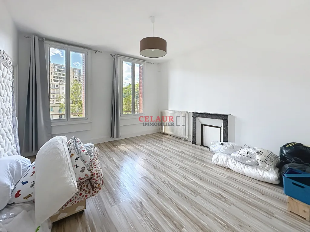 MAISON R&Eacute;NOV&Eacute;E ET 6 GARAGES