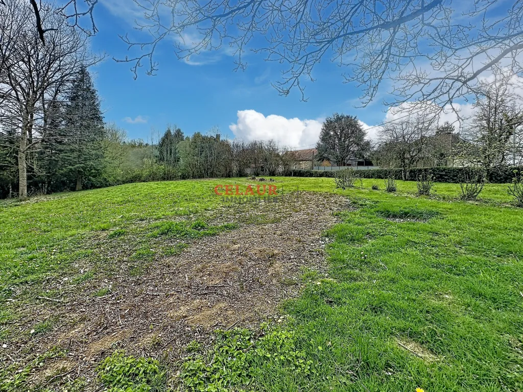 TERRAIN PLAT ET ARBOR&Eacute; AVEC VUE