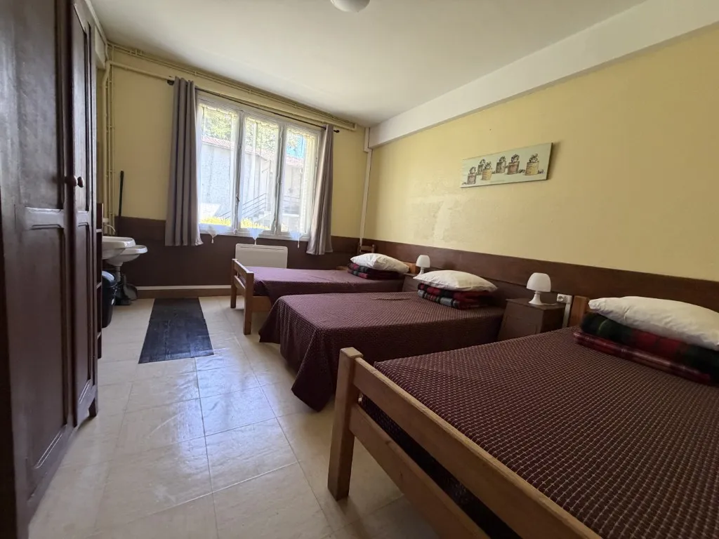 ENSEMBLE IMMOBILIER TOURISTIQUE AVEC FONDS DE COMMERCE SUR 77022m&sup2; DE TERRAIN