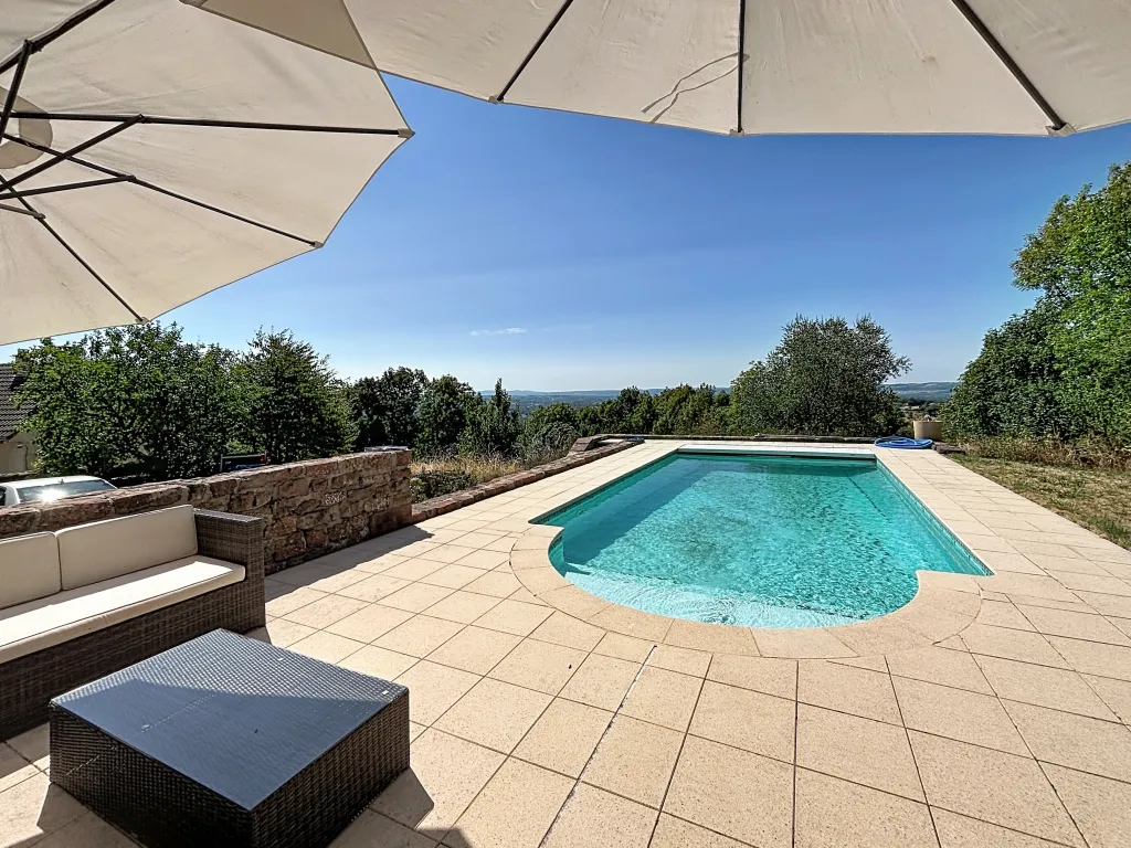 Maison en pierre avec vue