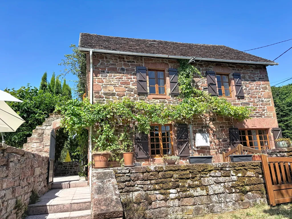 Maison en pierre avec vue