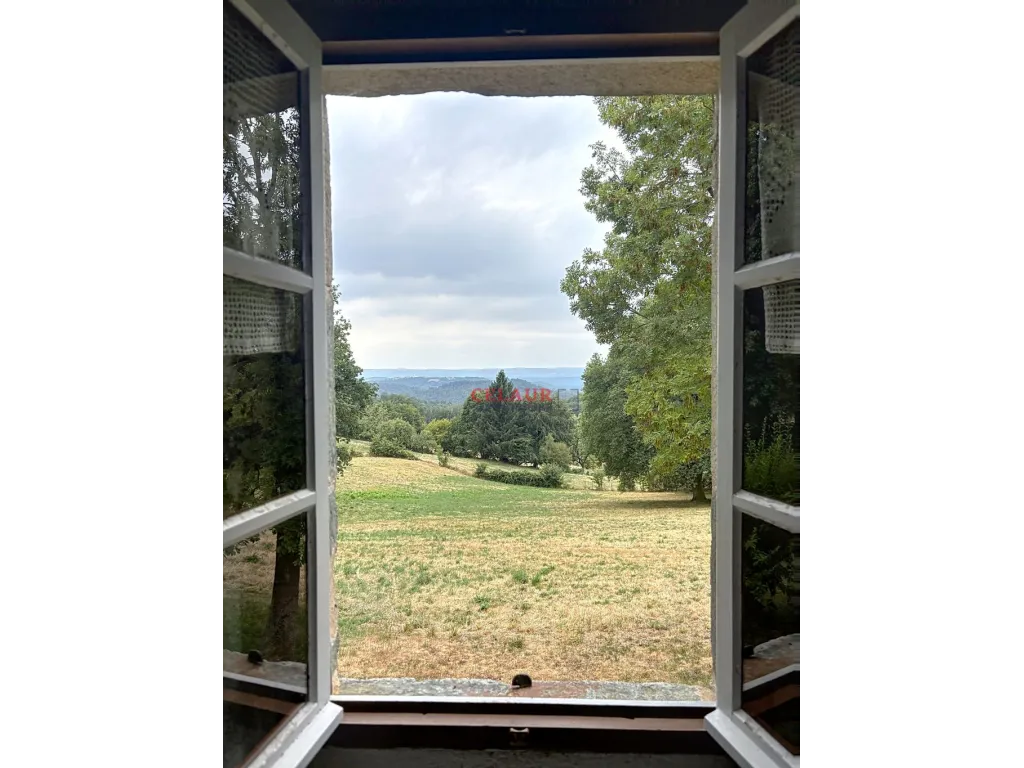JOLIE MAISONNETTE EN PIERRE AVEC DEPENDANCE SUR 8419 M&sup2;