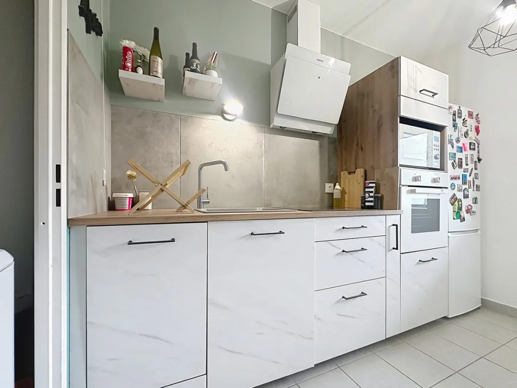 APPARTEMENT R&Eacute;NOV&Eacute; AVEC STATIONNEMENT