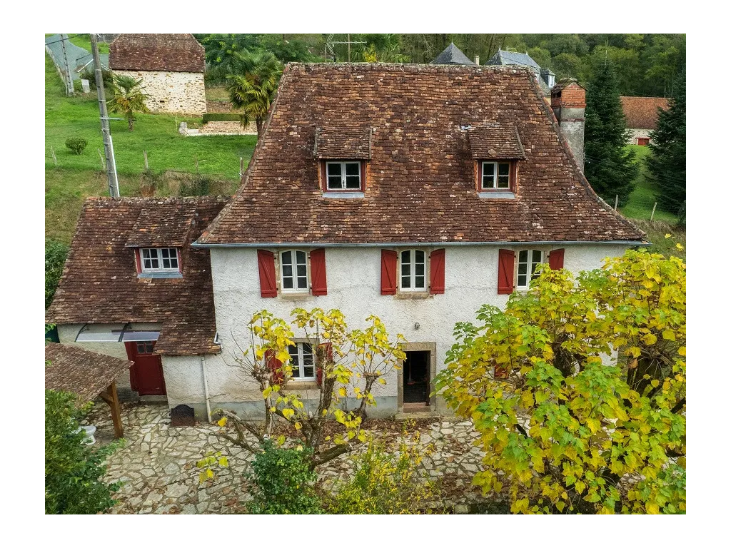 MAISON ET GRANGE SUR PARC 1 HA AVEC RUISSEAU